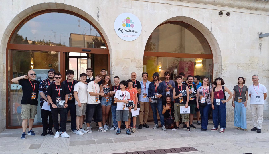 Le troupe davanti alla biblioteca
