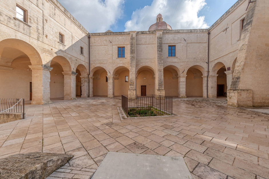 Biblioteca OgniBene, Cortile del convento