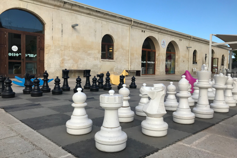 Biblioteca OgniBene, Esterno